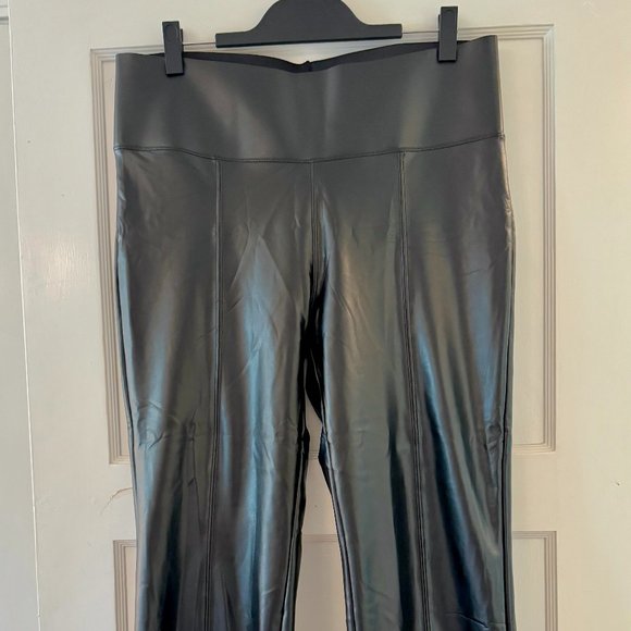 NWT HUE Faux Leather Cropped Flare Leggings XL - Picture 2 of 8